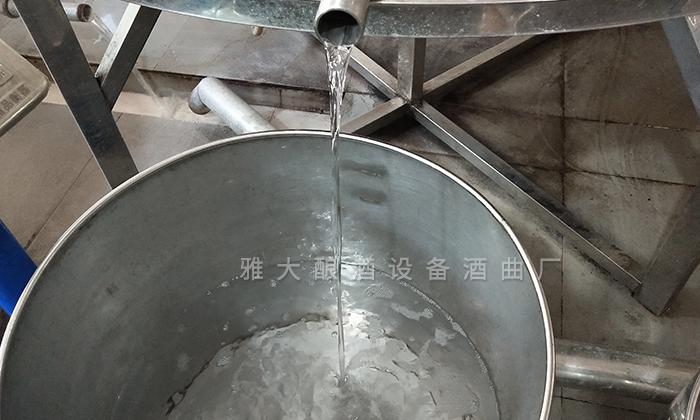 雅大烤酒設(shè)備出酒快，操作簡(jiǎn)單