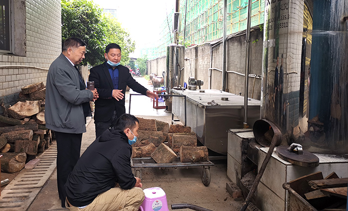 1000型大型釀酒設(shè)備正在蒸酒，劉老師為學(xué)員講解鍋爐的使用700