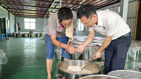 酒坊擴規(guī) 烤酒設(shè)備升級，沒技術(shù)老師多次上門指導(dǎo)怎么行？