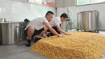 是誰(shuí)給他這個(gè)膽，三伏天還敢用烤酒設(shè)備做顆粒固態(tài)玉米酒？