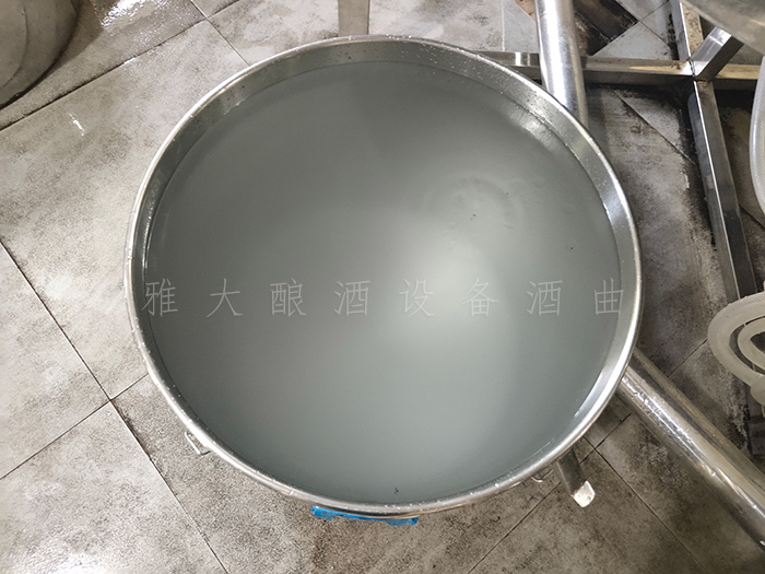 11.28尾酒 準備下次倒入小型燒酒設(shè)備中復(fù)蒸