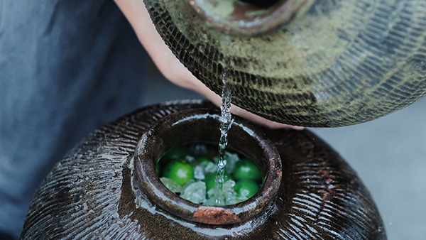 用果酒釀酒設(shè)備釀造的純糧酒泡青梅酒，簡(jiǎn)單易做，越泡越香